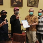 Dari kiri - Beny Prastya (EPPI) Bima Nuryawan (WWI Kediri), Adi Suwignyo (Kadisparbud), Ari Purnomo Adi (Koordinator ARPL), Eko (Cabang Dinas Kehutahan Trenggalek), dan Fathurahman (GNDP) usai berdiskusi terkait Pengelolaan dan Perlindungan Sumber Air. foto: MUJI HARJITA/ BANGSAONLINE