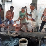 TRADISIONAL: Bambang Haryo Soekartono (BHS) mengunjungi IKM Pande Besi, di Desa Grabagan, Tulangan, Sabtu (15/8). foto: MUSTAIN/ BANGSAONLINE