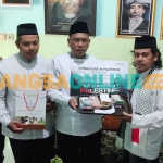 Ketua Presidium PUI Kediri Raya, Rahmat Mahmudi (nomor 2 dari kanan) saat menyerahkan dana peduli Palestina kepada Zainuddin, pimpinan BMH. Foto: MUJI HARJITA/BANGSAONLINE