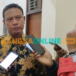 Kepala OJK Kediri, Bambang Supriyadi, saat memberi keterangan kepada awak media. Foto: MUJI HARJITA/ BANGSAONLINE