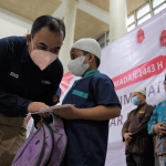 General Manager of CSR SIG, Edy Saraya, saat menyerahkan bantuan kepada anak yatim di Masjid Manba’ul Falah, Gresik.