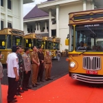 Peluncuran Bus Sekolah Gratis Si Mas Ganteng di depan Kantor Bupati Tuban, beberapa waktu lalu.