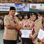 Wali Kota Kediri  selaku Ketua Mabicab Pramuka Kota Kediri saat menyalami salah seorang Pramuka. 