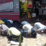 28 orang narapidana langsung melakukan sujud syukur.