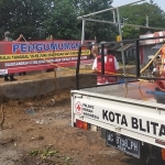 Usai ditutup, petugas melakukan penyemprotan disinfektan ke pasar hewan.