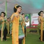 Para waranggono tayub sedang menari seusai ritual atau wisuda. foto: suwandi/BANGSAONLINE