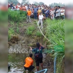 Penyidik melakukan pengeringan kubangan air mencari barang yang dimungkinkan berkaitan dengan tindak pidana. foto: AKINA/ BANGSAONLINE

?