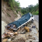 Kondisi truk saat masih berada di tepian jalan. Foto: YUNIARDI SUTONDO/BANGSAONLINE