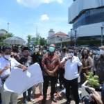 Tampak massa aksi Kamisan saat menggelar demo di Taman Signature, Semarang, Jawa Tengah, Kamis (18/11/2021). Mereka mengusir Moeldoko. Foto: tangkapan layar video