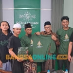 Lesbumi Tuban mengunjungi kantor PCNU Tuban untuk berpamitan sebelum berangkat ke Malaysia. Foto: Achmad Choirudin/BANGSAONLINE
