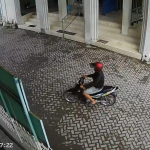 Tangkapan layar rekaman CCTV saat pelaku tiba di rumah korban sebelum melakukan pencurian.