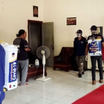 Penyemprotan disinfektan di Sekretariat Forum Wartawan Sidoarjo (Forwas).