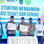 Penandatanganan MoU antara BKKBN dan LDII dalam rangka pencegahan stunting di Ponpes Wali Barokah Kediri. Foto: Ist. 