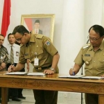 Penandatanganan kerja sama antara Bupati Blitar Rijanto dan Gubernur DKI Jakarta Anies Baswedan.