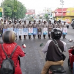 Polwan Polres Probolinggo Kota saat mengampanyekan antisipasi bencana alam di Perempatan Brak Kota Probolinggo, Selasa (7/1).