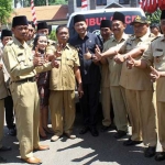 Muhammad, Kades Rowogempol, bersama Bupati Pasuruan Irsyad Yusuf.