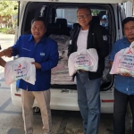 Sambut HUT RI ke-76, H. Samwil (3 dari kanan) membagikan 1.200 paket sembako untuk konstituen di Gresik dan Lamongan. foto : istimewa.