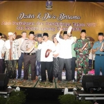 Gubernur dan Wagub Jawa Timur bersama Pejabat Forkopimda Provinsi Jawa Timur melakukan Pemukulan Rebbana pada malam menjelang pergantian tahun 2017 ke 2018 , Minggu (31/12) malam. Foto: IST