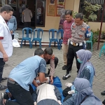 Polsek Tulangan bersama RSU Aisiyah Siti Fatimah saat mengikuti pelatihan PPGD dan TPTKP di mapolsek setempat, Selasa (10/9/2024).