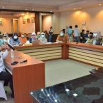 Suasana rapat evaluasi yang dipimpin Ketua Gugus Tugas Percepatan Penanganan Covid-19 Gresik, Sambari Halim Radianto. foto: SYUHUD/ BANGSAONLINE