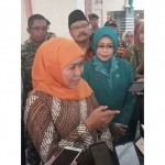 Gubernur Khofifah saat memberi keterangan kepada awak media.