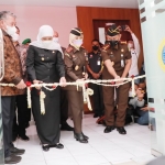 Gubernur Khofifah saat peresmian Rumah Restorative Justice di FH UnairSurabaya yaitu 