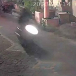 Tangkapan layar rekaman CCTV di Perumahan Marinir TNI AL Sidoarjo yang menggunakan jaket ojek online.