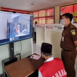 Terdakwa saat mengikuti sidang secara virtual.