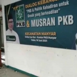 Pekerja saat menghancurkan tembok bangunan Kantor DPAC PKB Manyar untuk dirobohkan. Foto: Ist
