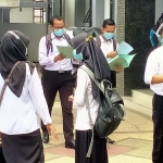 Ratusan orang yang dinyatakan lulus tes CPNS saat mengambil SK CPNS di Kantor BKD Trenggalek. (foto: HERMAN/ BANGSAONLINE)