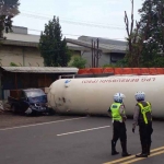 Petugas saat mengevakuasi truk tangki LPG yang terguling di Jalan Raya Mojokerto-Surabaya tepatnya di Desa Mliriprowo, Kecamatan Tarik, Sidoarjo.