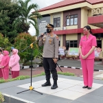 Kapolres Probolinggo, AKBP Tengku Arsya Khadafi saat pelepasan bantuan untuk korban erupsi Gunung Semeru ke Lumajang.