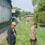 Petugas BBWS Brantas saat meninjau Sungai Legok.