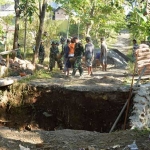 Pembangunan jembatan desa yang putus.