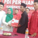 Kartika Hidayati saat menyerahkan formulir pendaftaran calon bupati kepada PDIP di kantor PDIP Lamongan, Sabtu (14/9/2019). Ia tampak didampingi suaminya, Ali Hafidzi (baju ptuih). foto: BANGSAONLINE/ Nur Qomar