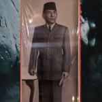 Bung Karno memegang tongkat