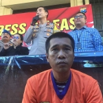 Kapolsek Simokerto, Kompol Dwi Nugroho, saat konferensi pers bersama pelaku curanmor.