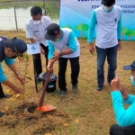 Kepala UPT PSDA WS Kepulauan Madura Anton Deni Swara bersama sejumlah perangkat daerah saat menanam pohon.