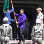 Wali Kota Abdullah Abu Bakar (kanan) saat menyerahkan pataka kepada Kepala Satpol PP Kota Kediri Eko Lukmono. Foto: Ist.