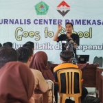 Narasumber saat memberikan materi tentang jurnalistik dalam program JCP Goes to School di SMAN 2 Pamekasan.