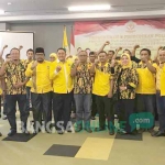 Ketua AMPG Jatim Kodrat Soenyoto, Ketua Golkar Gresik Ahmad Nurhamim, penasehat Golkar KH. Nur Muhamad dan jajaran pengurus AMPG Gresik saat pengukuhan. foto: SYUHUD/ BANGSAONLINE