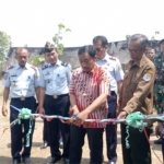 General Manager (GM) Pertamina EP Asset 4 Field Cepu, Agus Amperiyanto saat meresmikan penyulingan minyak kayu putih dengan menggunting pita. 