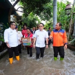 Pj Gubernur Jatim, Adhy Karyono, saat meninjau banjir di Mojokerto.