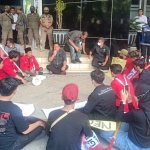 GMNI Pasuruan saat beraksi di gedung DPRD.