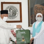 KH. Abdul Hakim Mahfudz (Gus Kikin) memberikan cindra mata kepada Gubernur Jawa Timur Khofifah Indar Parawansa di Ndalem Kasepuhan Pesantren Tebuirerng, Selasa (16/6/2020). foto: Tebuireng Online 