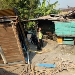 Dump truck dengan nopol AD 1561 OD yang menabrak pos kamling, toko kaca, hingga alat selep padi yang terparkir di lokasi. (foto: ist).