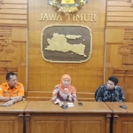 Gubernur Khofifah saat menggelar jumpa pers penanganan Covid-19 di Grahadi. 