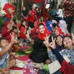 Puti Guntur berbaur dengan warga kampung Pandean IV saat berbuka bersama.