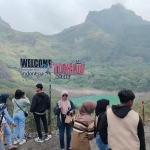 Para wisatawan saat berada di bibir Danau Kawah Gunung Kelud. Foto: MUJI HARJITA/ BANGSAONLINE