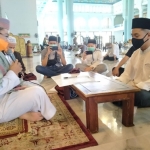 KH. Nasikh Hidayatullah membimbing Khaneka Putra Yudistira mengikrarkan dua kalimat syahadat yang sebelumnya beragama Kristen. foto: MMA/ bangsaonline.com 